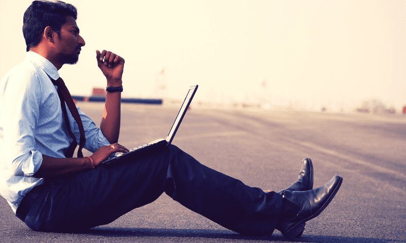 hombre con computador