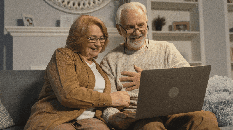 Adultos con portátil